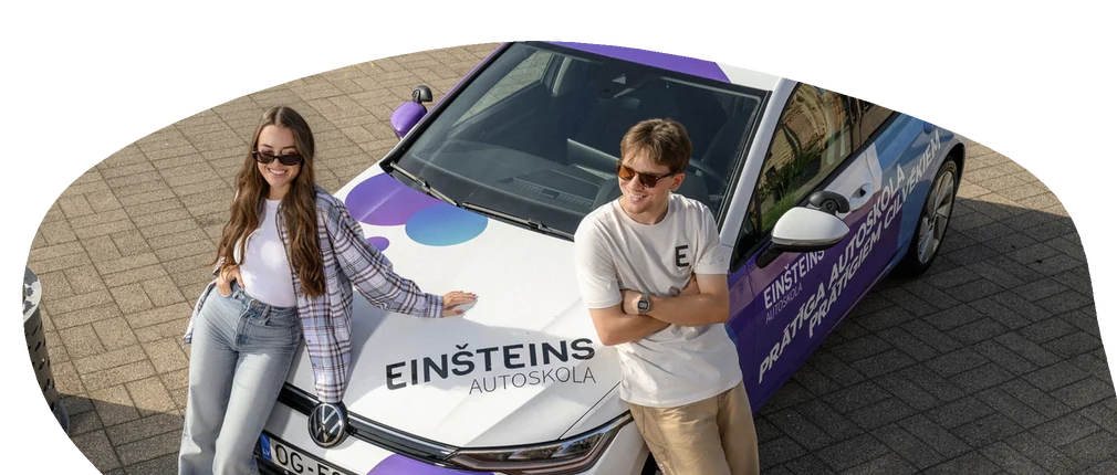 Studenti pie Einšteins mācību auto