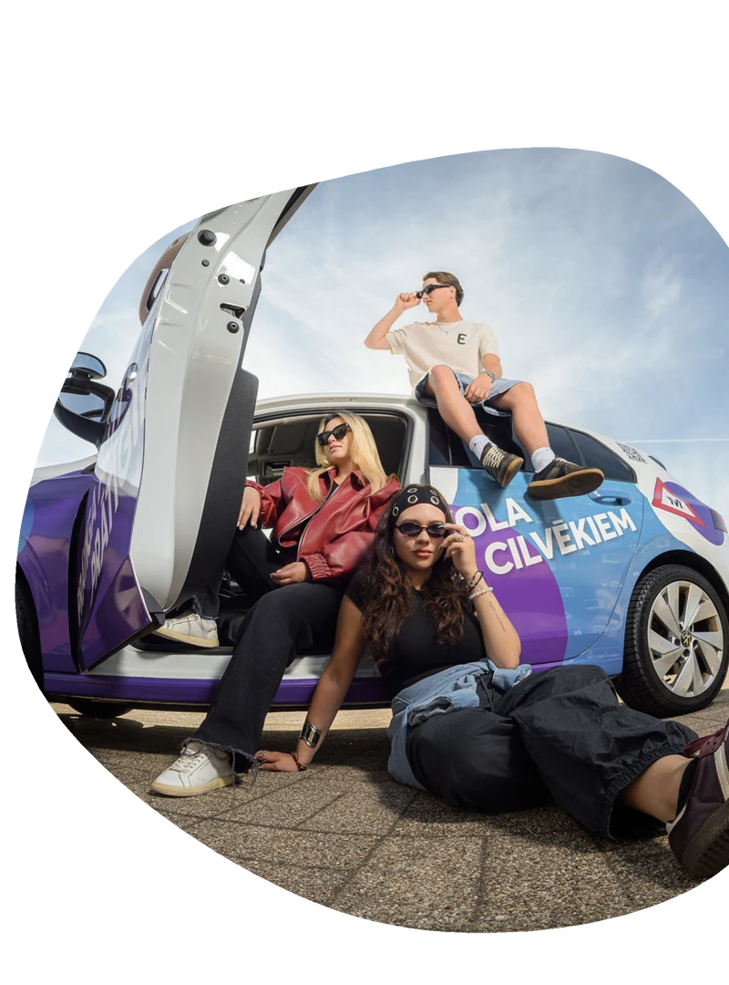 Studenti pie Einšteins mācību auto